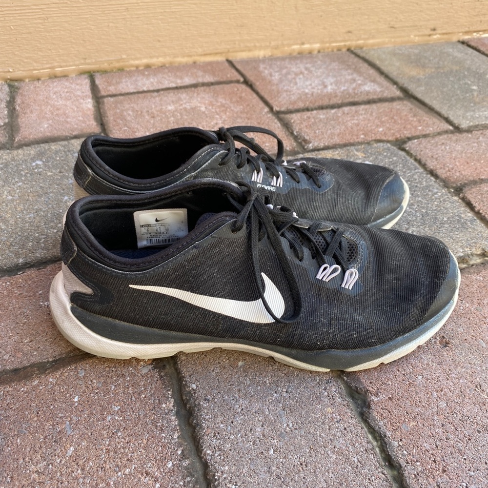 NIKE RUNNING SHOES